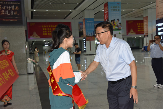 【南宁纺织学校】广西纺织工业学校热烈欢迎全国职业院校技能大赛一等奖获奖师生载誉归来！