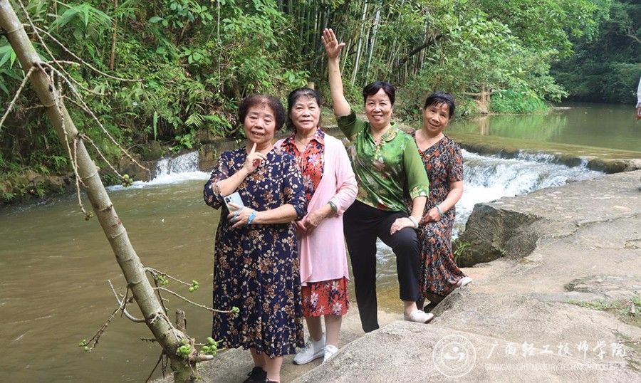 【南宁技师学院】广西轻工技师学院开展2023年退休人员重阳节秋游活动