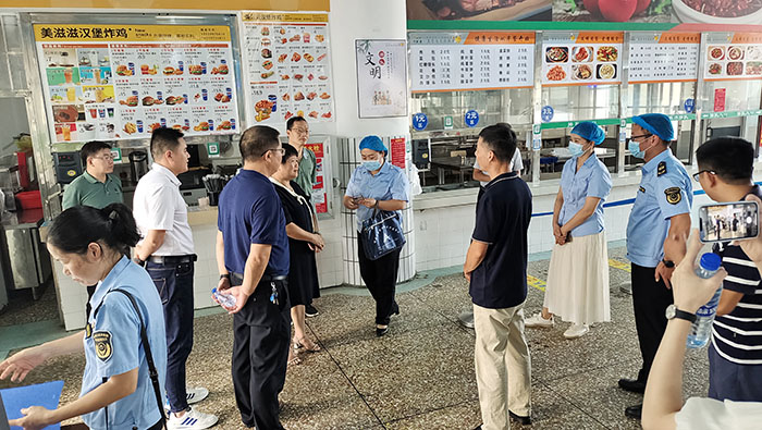 【龙岩卫生学校】区食品安全检查组莅临福建省龙岩卫生学校开展食品安全专项检查