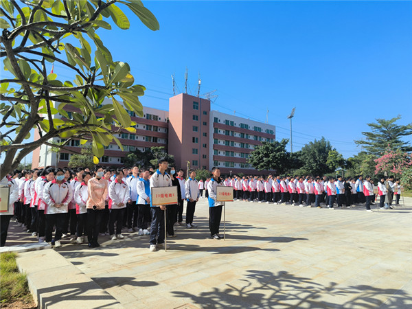 【泉州中专学校】晋江安海职业中专学校（经济开发区校区）全体师生举行“以努力为帆，达成功彼岸”为主题的升旗仪式