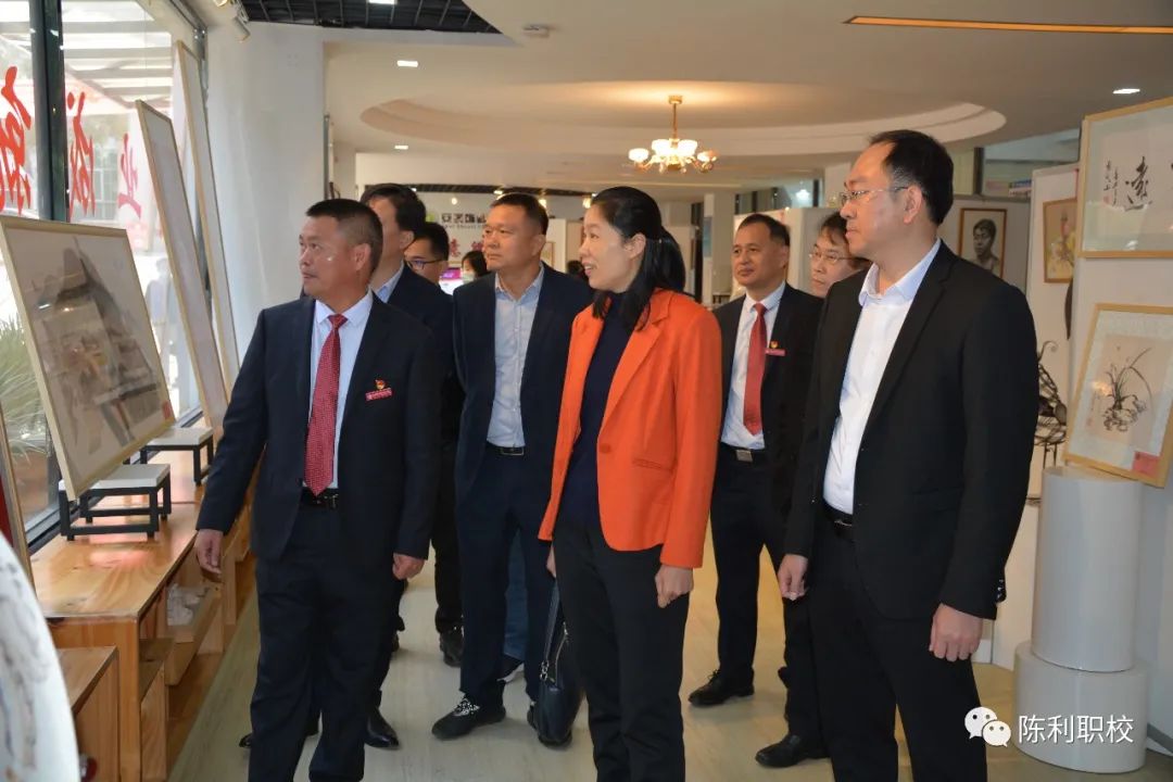 【泉州职业学校】县委常委、宣传部长吕宝贝,县委常委、县政府副县长林曙铭一行莅临安溪陈利职校参观学校建校30周年系列主题活动成果展