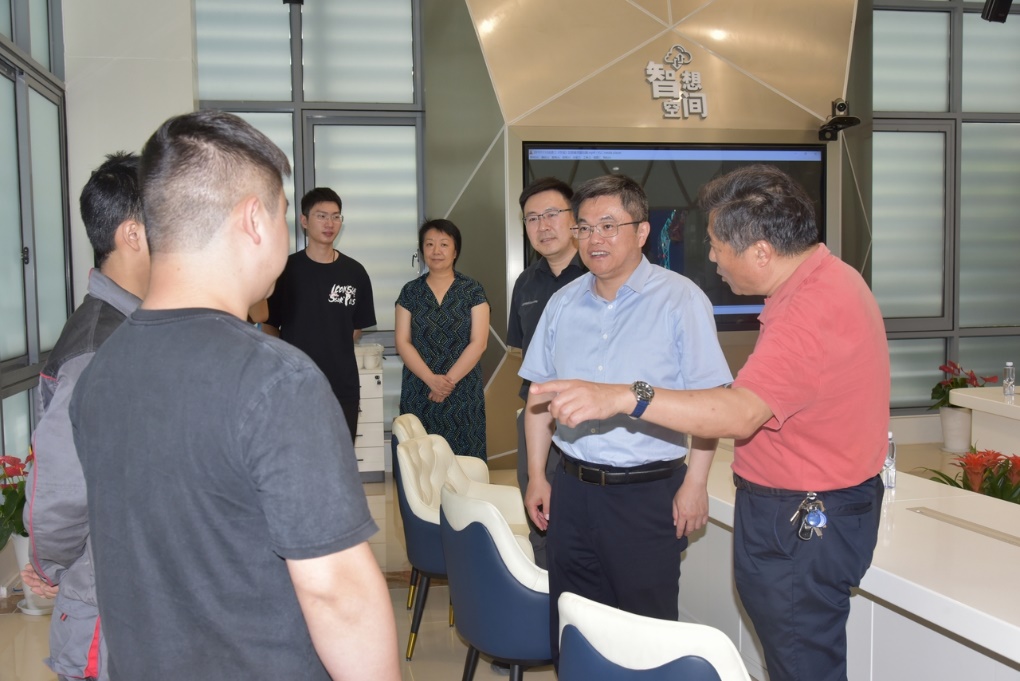 【上海职业学校】杨浦区委书记薛侃看望慰问杨浦现代职业学校世赛基地团队