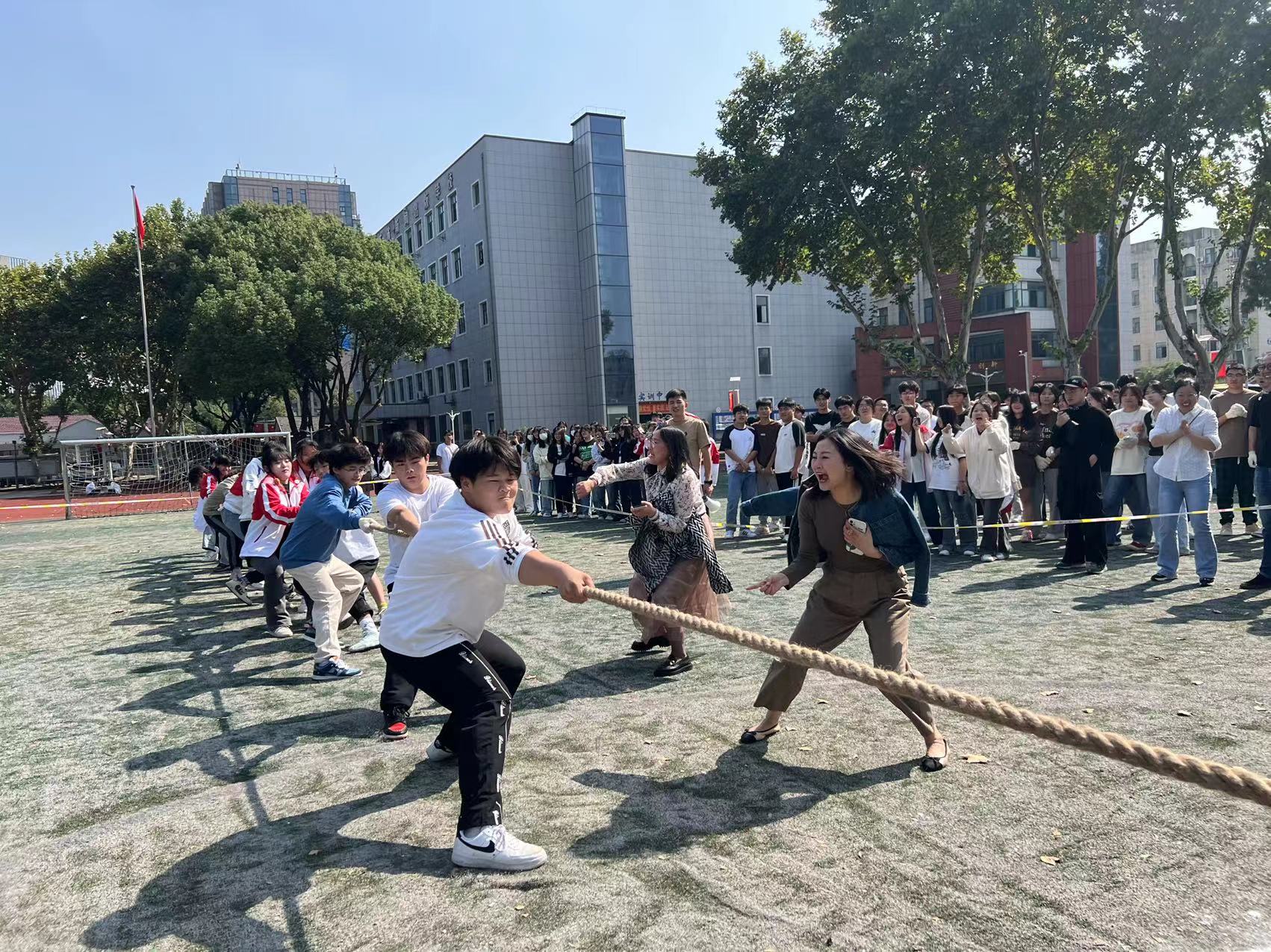 【南京职业学校】江苏省新闻出版学校学生拔河比赛欢乐开赛