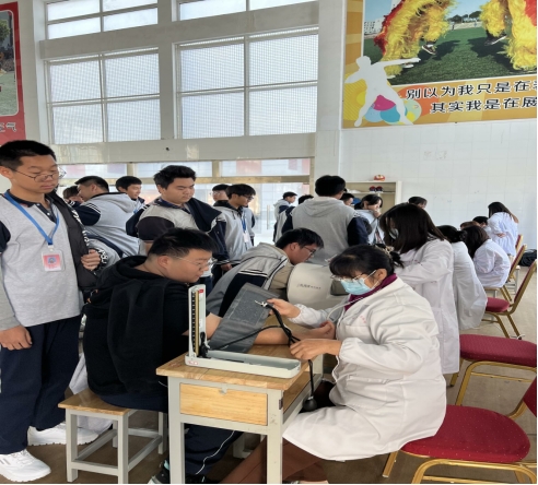 【南京职业学校】健康体检进校园  关爱学生促成长