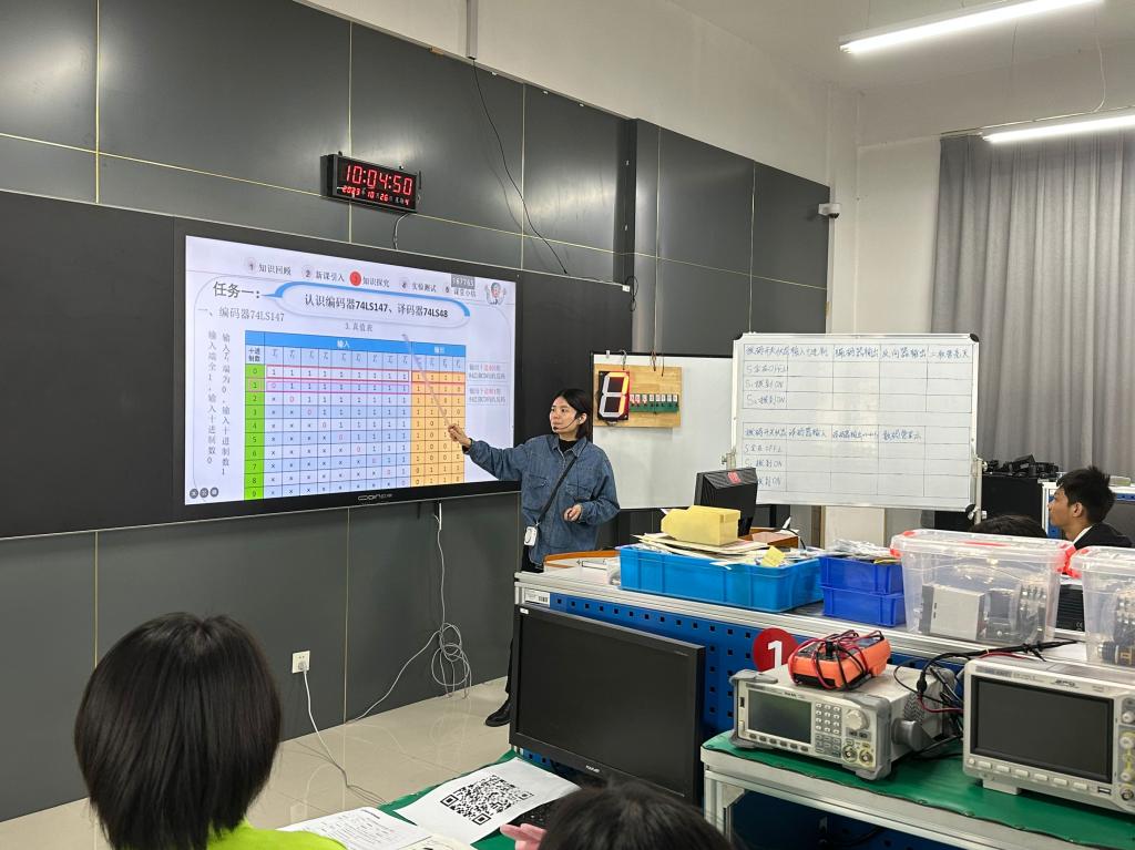 【南京电工学校】南京市电子电工类市级研究课在电气工程系举行