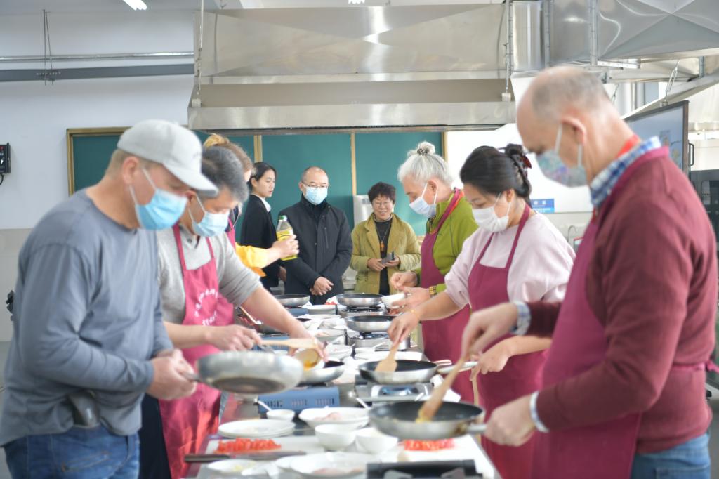 【徐州烹饪学校】格里菲斯大学旅游孔子学院外籍学生在徐州技师学院体验中国烹饪文化