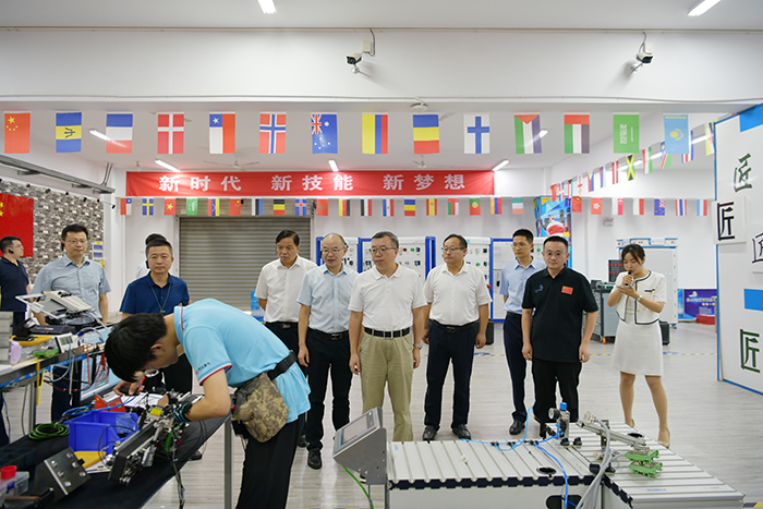 【徐州职业学校】省人社厅领导看望慰问第二届全国职业技能大赛集训备战选手