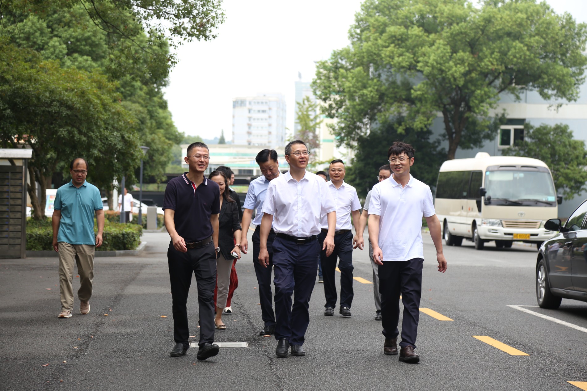 【宁波职业高中】市委常委、宣传部部长江再国前来慈溪职业高级中学进行教师节慰问活动