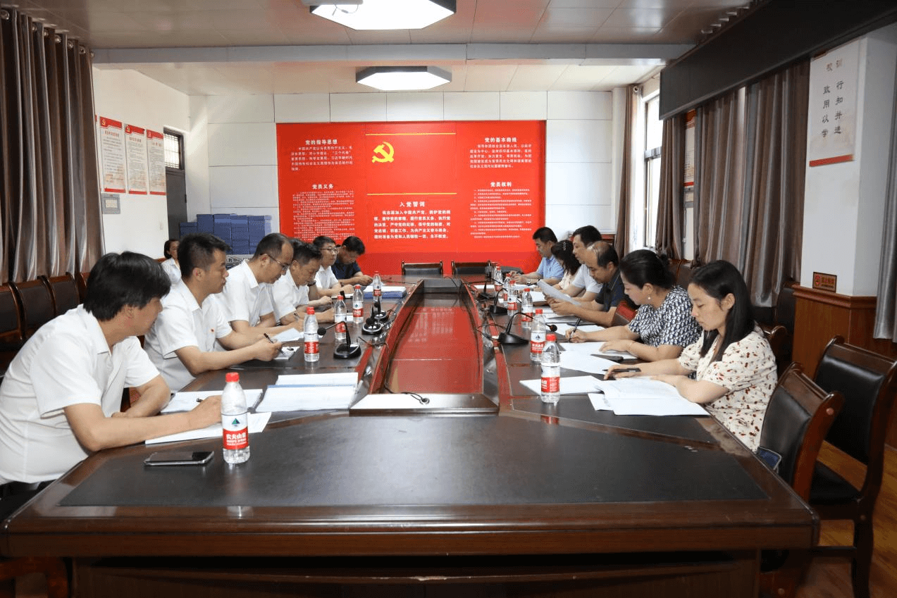 【咸阳电子商务学校】市人社局考察组对秦都区职业教育中心汽车技能大师工作室和电子商务高技能人才培训基地建设项目情况进行评估考核