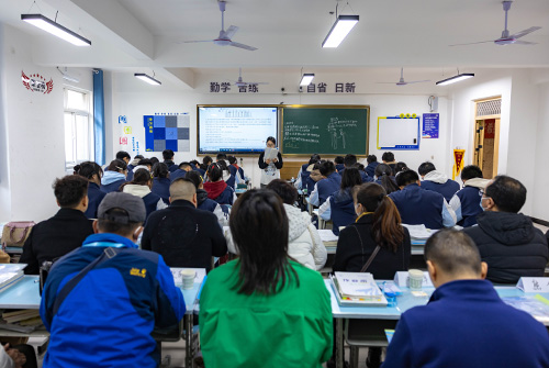 【西安职业高中】西安现代职业高中2022级举办家长参观日