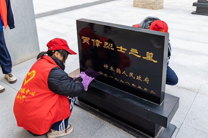 【榆林职教中心】神木职教中心志愿者服务队开展义务清扫烈士陵园志愿服务活动