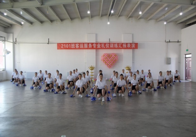 【宝鸡职业学校】记学院21级客运服务专业礼仪训练汇报演出活动
