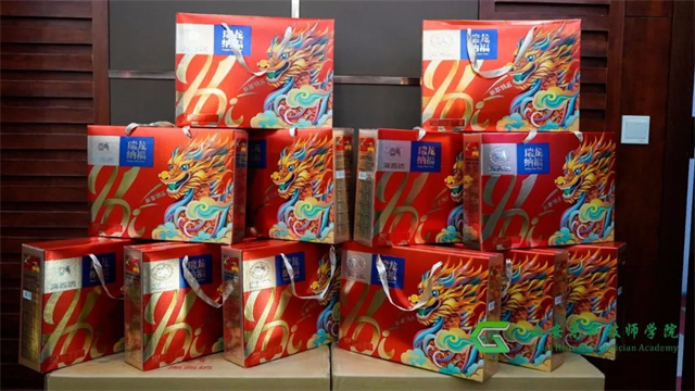 【西安技师学院】西安高新技师学院为全体教职工发放春节福利!