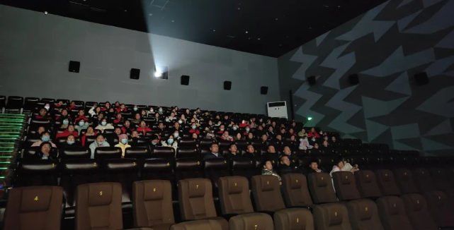 【德州职校】汲取榜样力量 致敬时代楷模 ‖ 山东德州汽车摩托车专修学院组织全体教师集中观看《我本是高山》