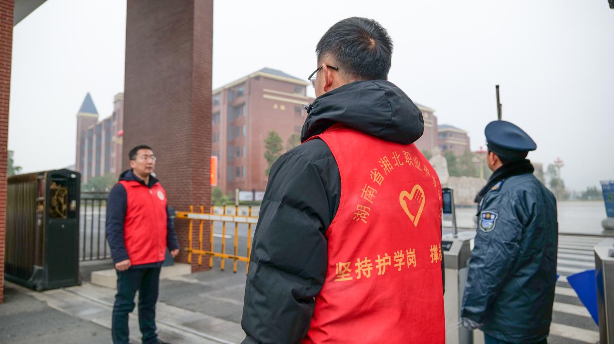 【常德职业学校】湘北职专：“护学岗”上的一抹红