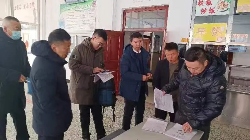 【哈尔滨职业学校】市教育局安全工作检查组莅临哈尔滨轻工业学校进行校园安全工作巡查指导