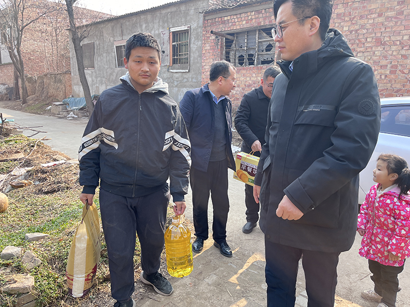 【咸阳技师学院】陕西交通技师学院走访慰问困难家庭学生